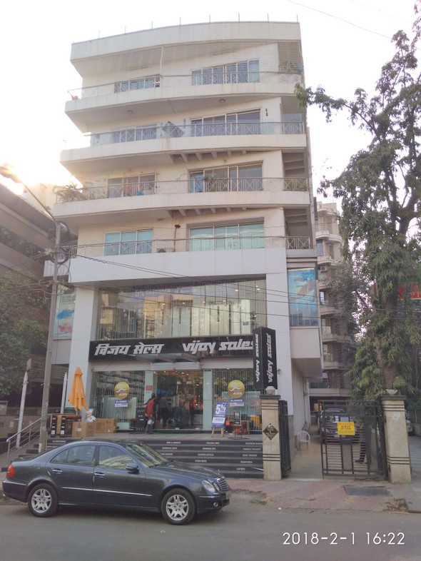 4 BHK Semi Furnished in Prime Centre , Santacruz West