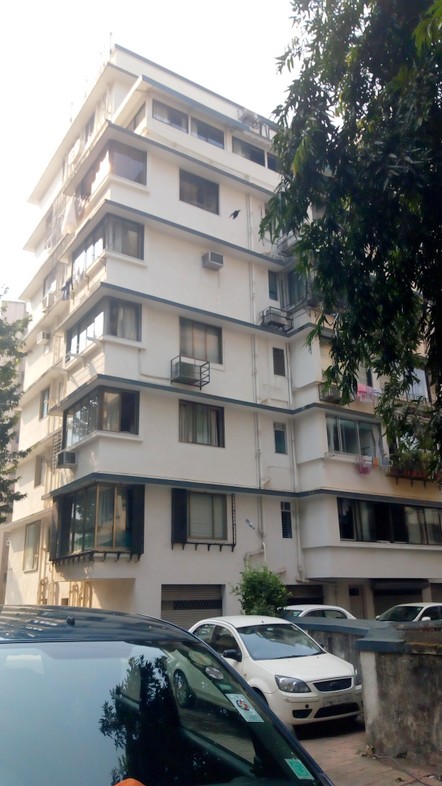 2 BHK Semi Furnished in Blue Gardenia , Peddar Road