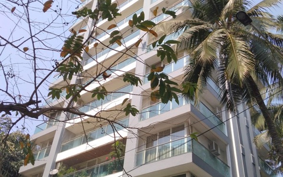 White Lotus, Santacruz West