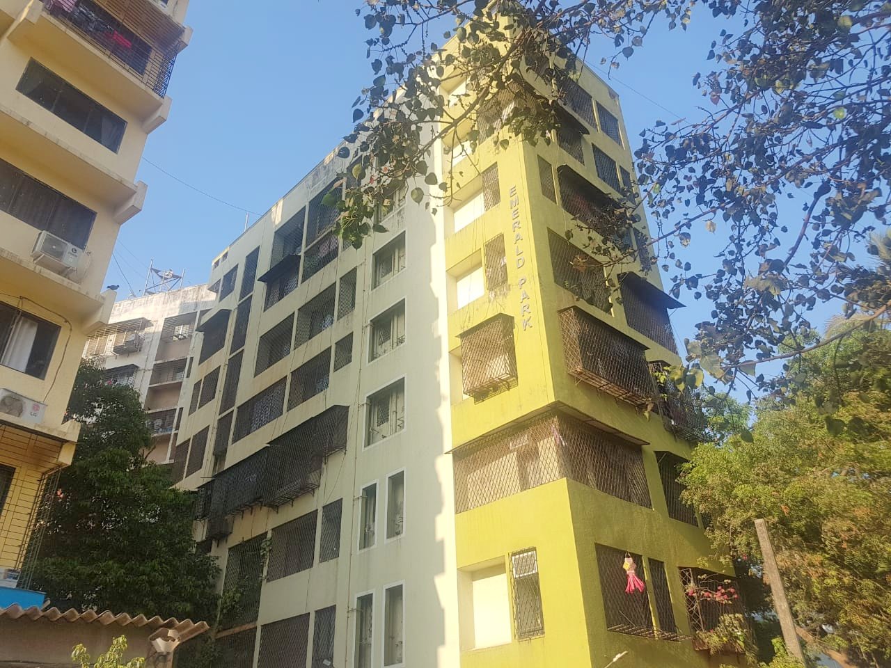 2 BHK Flats for Sale in Emerald Park, Andheri West