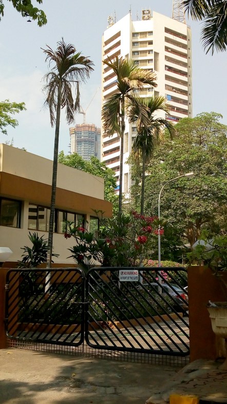 Main - Falcon Crest, Parel