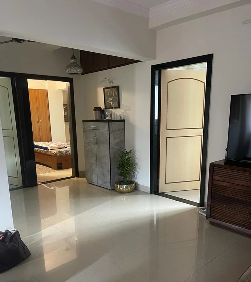 11 - Saturn, Bandra West