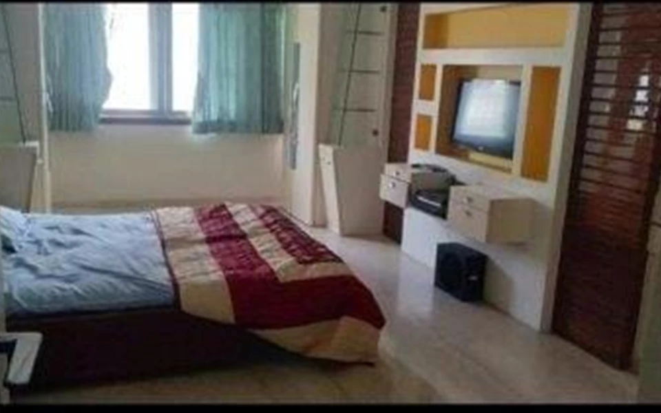 5 - Poornima Apartments, Peddar Road