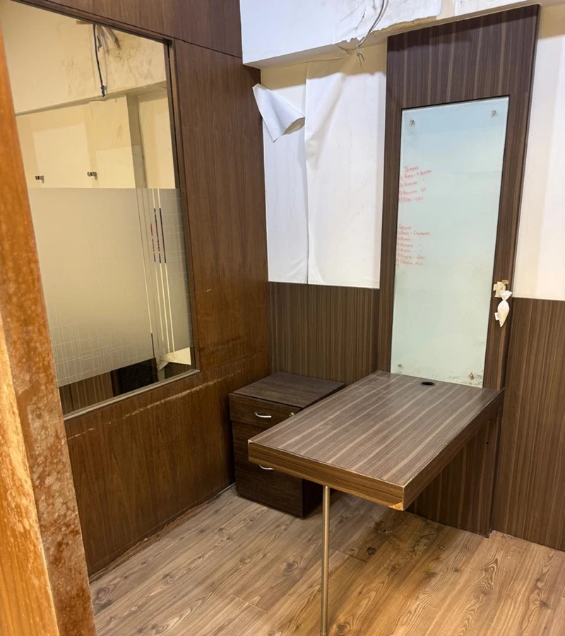 9 - Laxmi Plaza, Andheri West