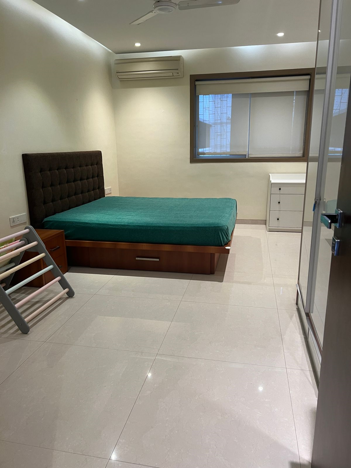 2 BHK Flat on Rent in Bandra West - Metropolitan
