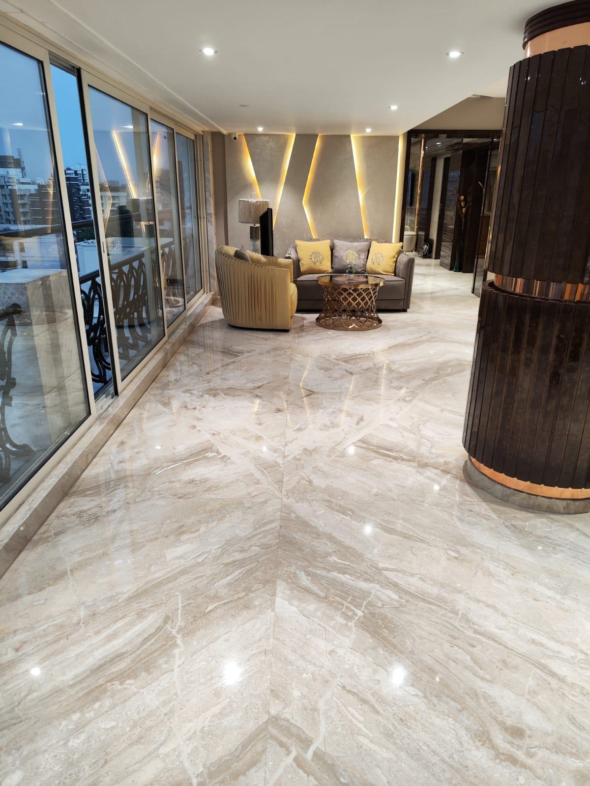 2 - Enchante, Khar West