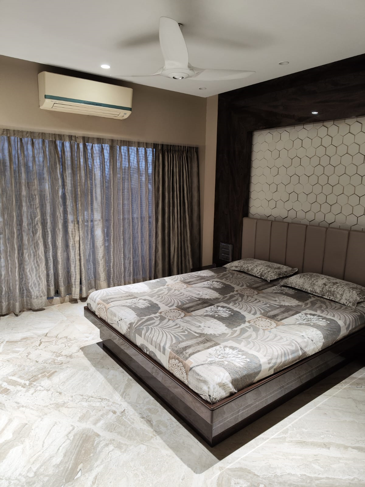 3 - Enchante, Khar West