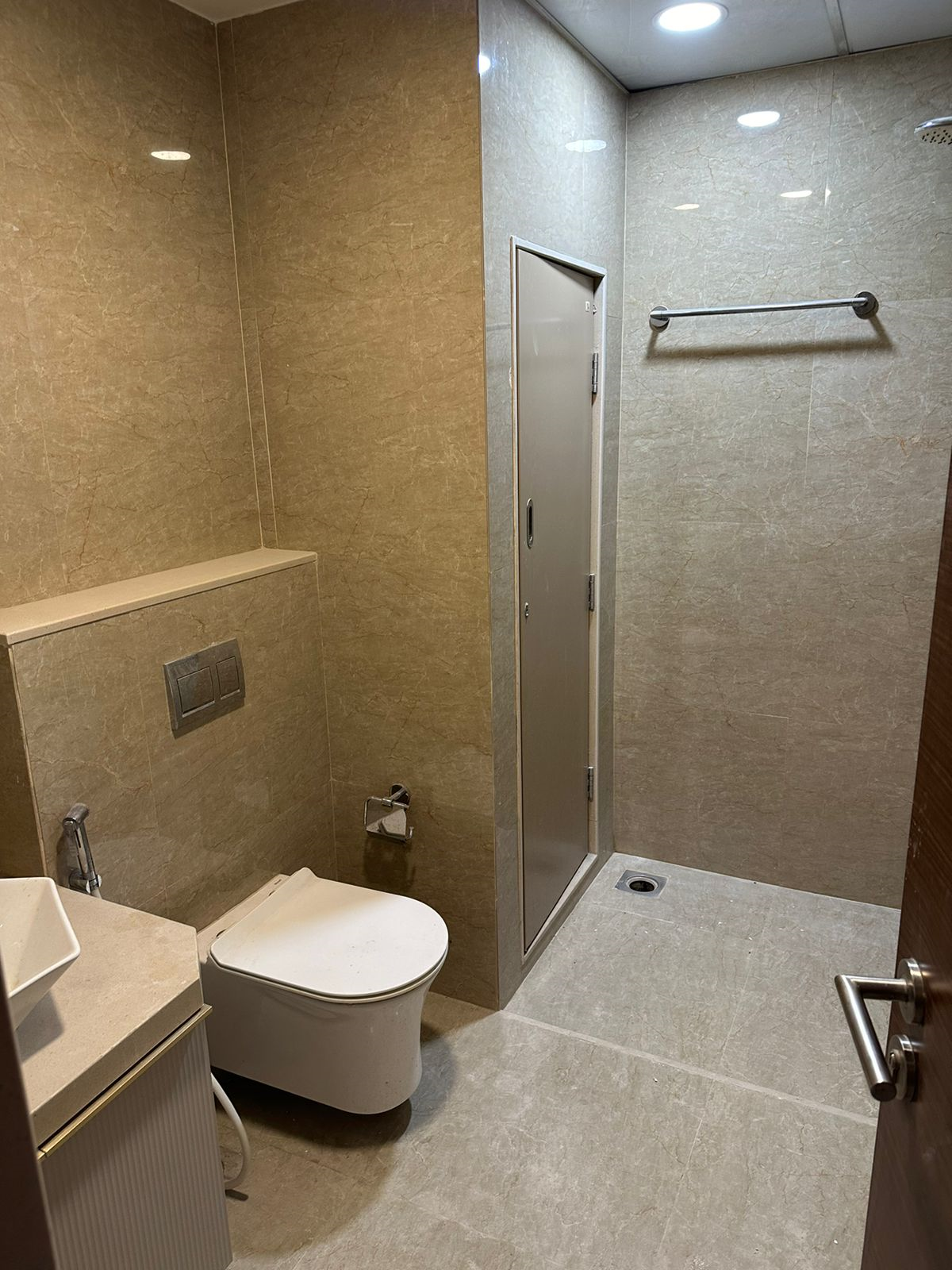 3½ BHK Flat on Rent in Dadar West - Kohinoor Altissimo
