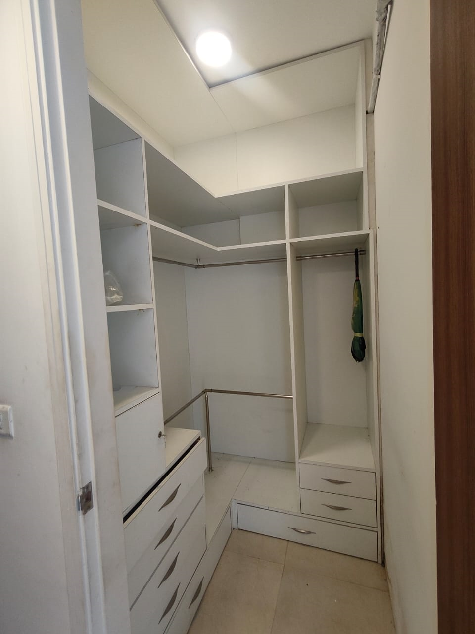 10 - Crescent Bay, Parel