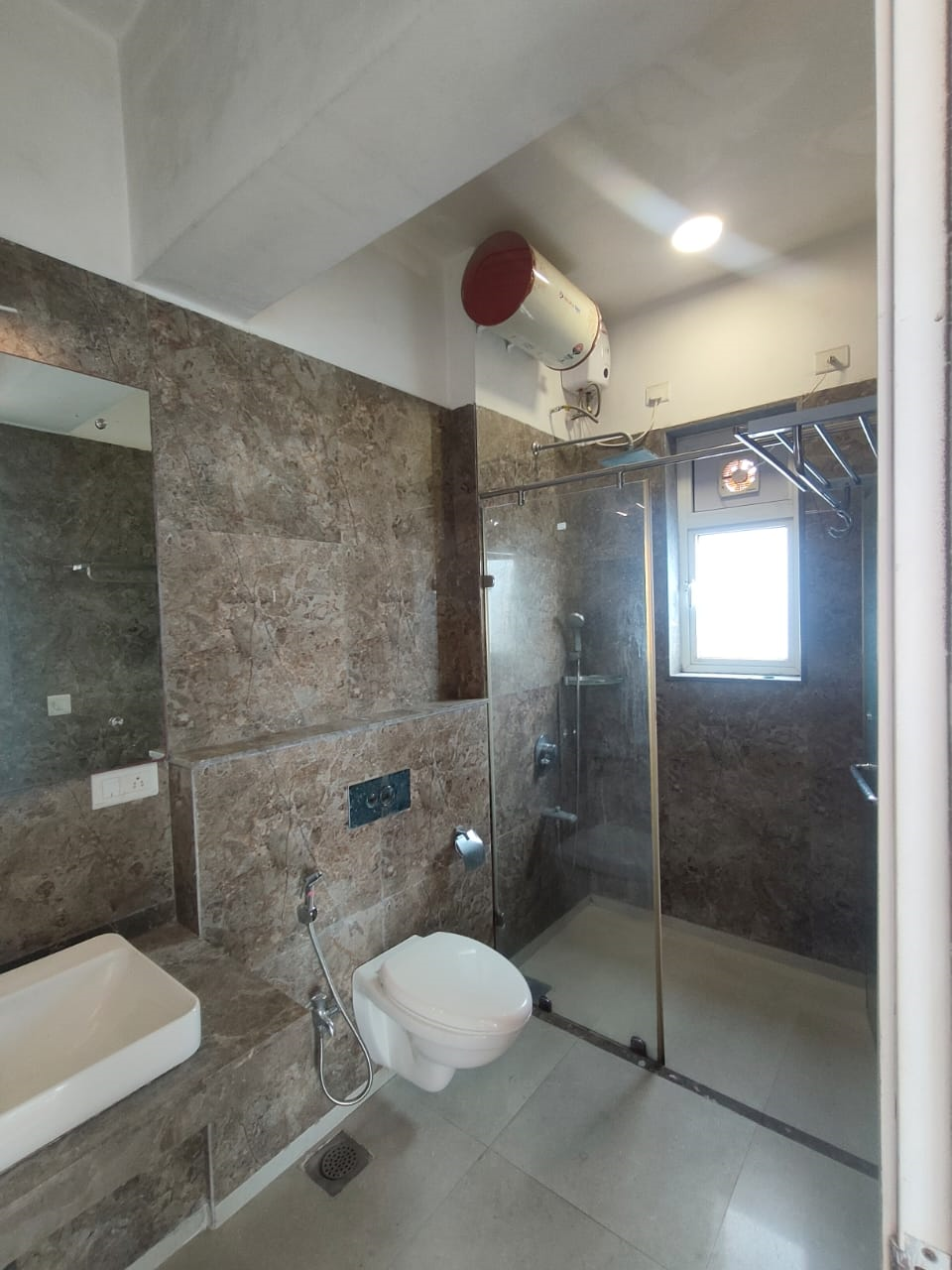 12 - Crescent Bay, Parel