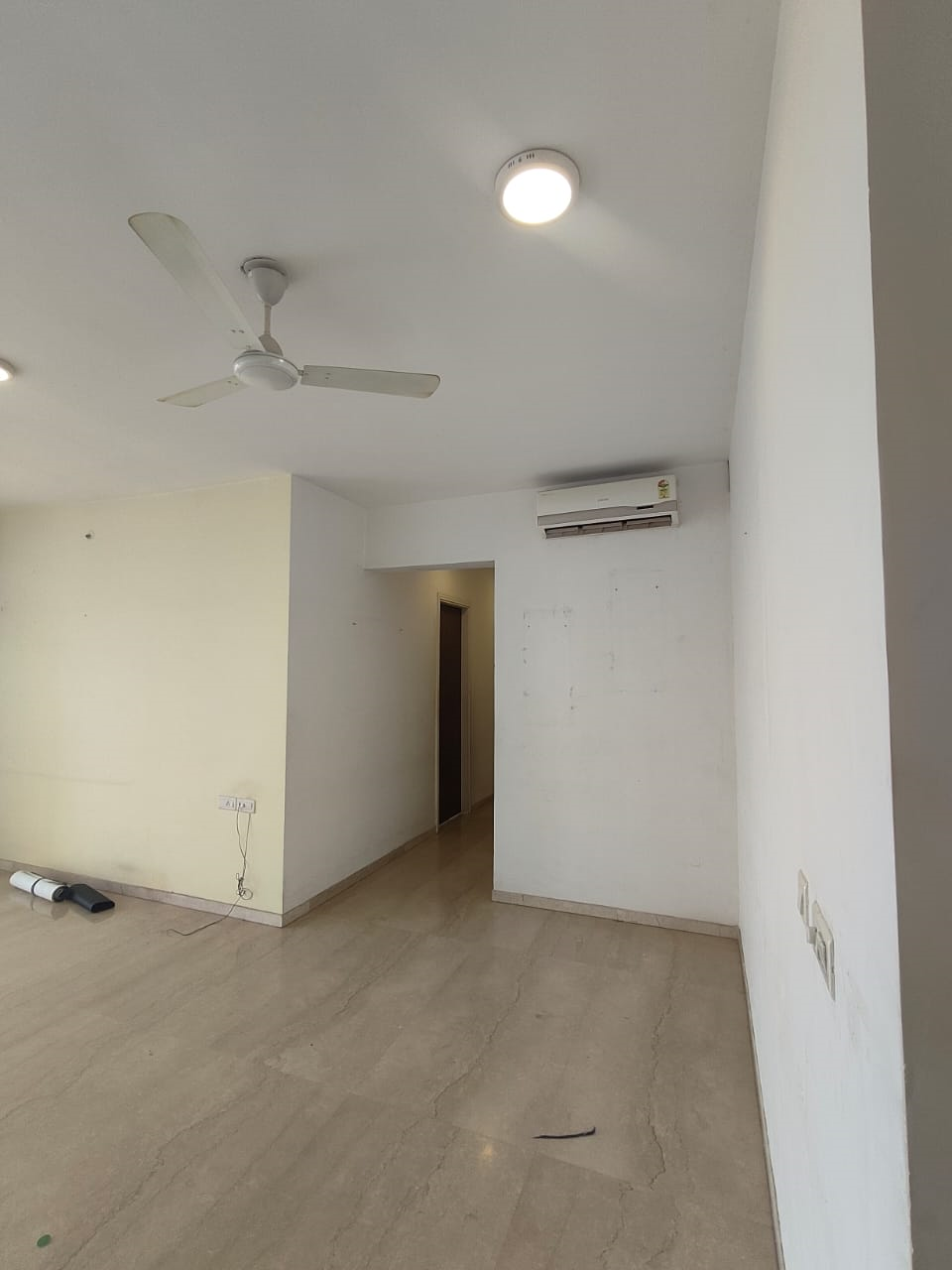21 - Crescent Bay, Parel