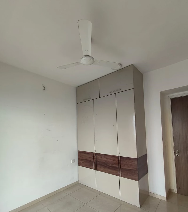 4 - Crescent Bay, Parel