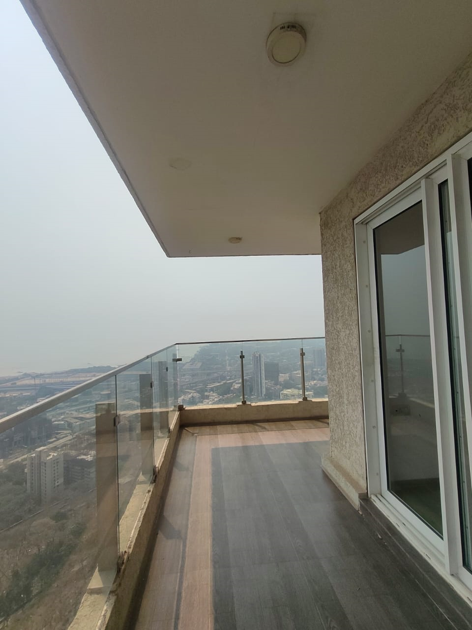 6 - Crescent Bay, Parel