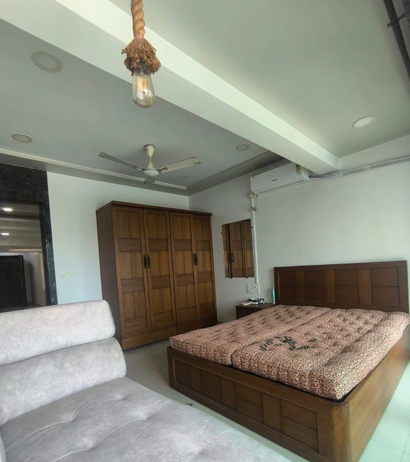 11 - Krimson Aurum, Santacruz West