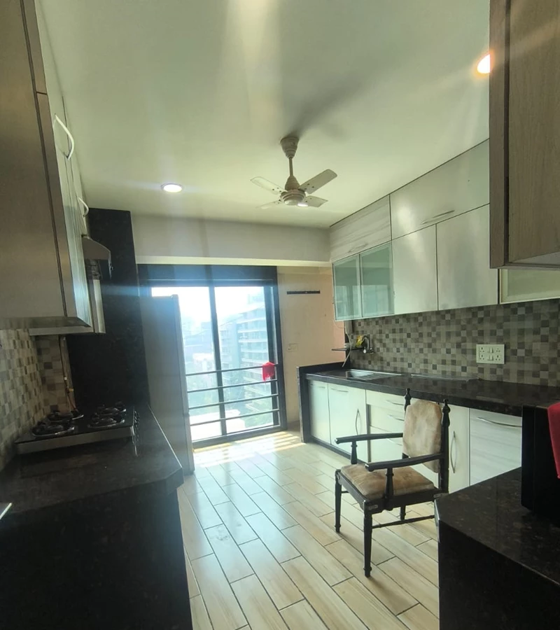 4 - Krimson Aurum, Santacruz West